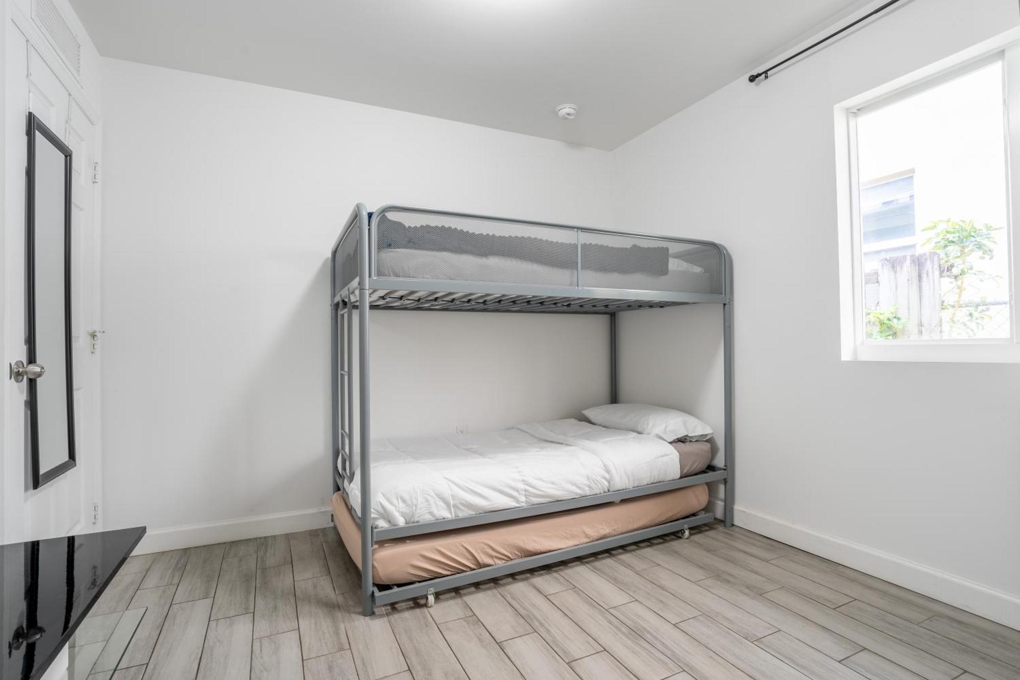 Entire 3 Bedroom House 10 Mins Mia And Downtown *