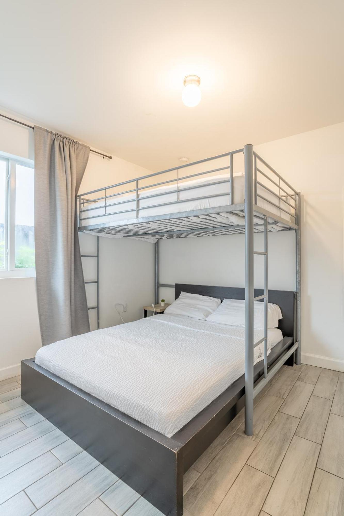 Holiday home Entire 3 Bedroom House 10 Mins Mia And Downtown *